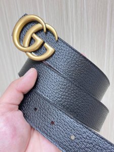 -Gg Marmont系列搭扣双面腰带，一面缀饰品牌标志性图案，另一面以中性色调皮革打造。此款双面腰带采用皮革与Gg字母图案涂层织物打造，搭配标志性双G搭扣，3