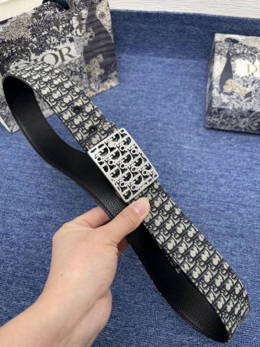 迪奥550 3. 5Cm 特 这款 30 Montaigne Avenue 腰带从同名手袋汲取灵感，是二零二三年秋季新品。采用黑色光滑 牛皮革精心制作，质感柔软