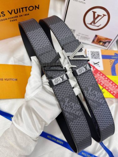 皮带：Lv..路易..威登顶级复刻. 腰带：原单品质百分百头层牛皮，保证真皮。铆钉双色雕花设计.真空电镀.永不掉色.24K纯钢扣涂鸦彩绘图案艺术双面可用专柜同等