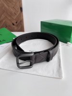 Bv 2025最新款男士编织腰带 纯手工Intreccio大格子编织 意大利荔枝纹小牛皮搭配枪色针扣 扁针扁孔设计 可活动皮圈 宽度35Mm 颜色: 咖啡色