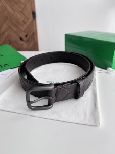 Bv 2025最新款男士编织腰带 纯手工Intreccio大格子编织 意大利荔枝纹小牛皮搭配枪色针扣 扁针扁孔设计 可活动皮圈 宽度35Mm 颜色: 咖啡色