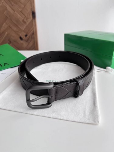 Bv 2025最新款男士编织腰带 纯手工Intreccio大格子编织 意大利荔枝纹小牛皮搭配枪色针扣 扁针扁孔设计 可活动皮圈 宽度35Mm 颜色: 咖啡色