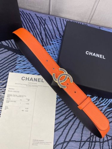 宽度3.0Cm Chanel 香奈儿 此腰带柔软的进口小牛皮金 银色方钻金属钢扣。