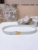 Dior Miss Dior Graffiti 图案腰带 25毫米光滑牛皮 金色饰面 Miss Dior Grafiti 图案腰带扣 内侧饰以 Christia