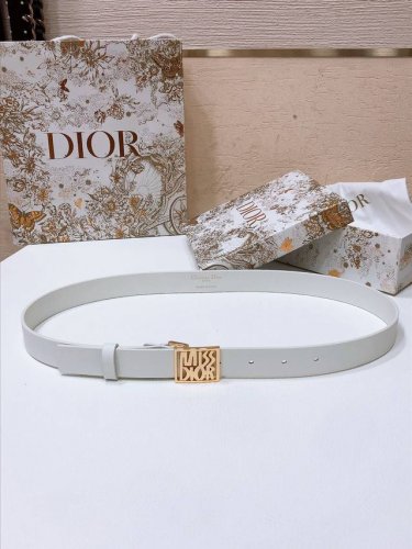 Dior Miss Dior Graffiti 图案腰带 25毫米光滑牛皮 金色饰面 Miss Dior Grafiti 图案腰带扣 内侧饰以 Christia