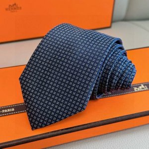 男士新款领带系列 小H字母领带 ，稀有H家每年都有一千条不同印花的领带面世，从最初的多以几何图案表现骑术活动为主，到如今的款式则丰富得多，以活泼的动物或日常生活