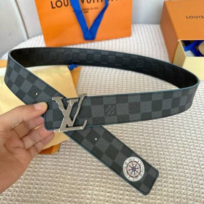 寬度：40Mm Lv Pyrmide Truck L Oeii雙面腰帶 進口面料飾有藍色標誌性圖案 襯托進口柔軟小牛皮底壓格紋 整體相呼應 全新搭扣 締造獨特造