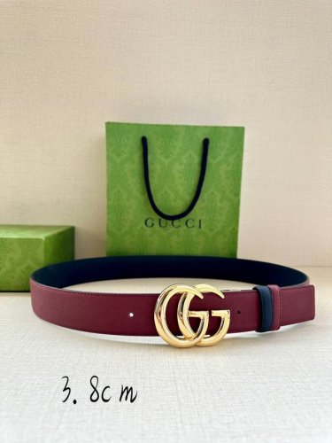 宽度4.0Cm Gucci系列，品牌标志性的双G原单钢扣标识经重新诠释后，以光彩夺目的金色调呈现在这款手掌纹腰带上。