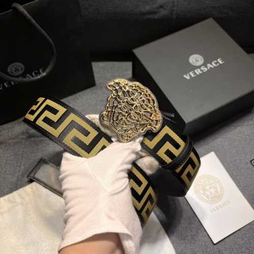 范思哲 宽4.0Cm 新款 Versace此款皮带配有镂空Medusa金银丝搭扣，搭扣四周环绕Greca图案。