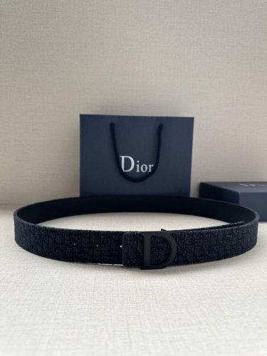 宽度3.5Cm 这款 Dior Charm 腰带扣是夏季男装系列新品，采用不锈钢真空电镀菱饰面精心设计，重新演绎经典的 Dior 标志。可与各式 35 毫米腰带