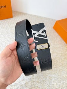 品名： Lv..路易..威登腰带皮带原单 DDD 型号：挂扣，经典纯钢材质挂扣，头层牛皮，图片实物拍摄 DDD 材料：头层牛皮，挂扣系列，纯钢材质扣头，钯镀电镀