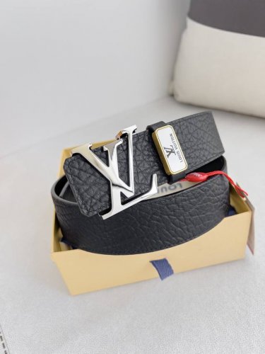 品名： Lv..路易..威登腰带皮带原单 型号：挂扣，经典纯钢材质面字母挂扣，头层牛皮，图片实物拍摄材料：头层牛皮，挂扣系列，纯钢材质扣头，钯镀电镀工艺永不掉色