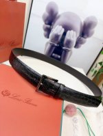 Loro Piana诺悠翩雅腰带以牛皮制成，具有丝滑柔软的哑光效果。搭配精致装束的理想之选。Loro Piana 标识的镀钯饰面金属方扣，3.5㎝宽