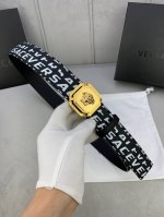 特 宽度4.0Cm 范思哲 此款两面头层皮底 腰带饰有标志性的Versace美杜莎头像三件套组合扣，彰显品牌格调。是一款精美的衣橱必备单品。