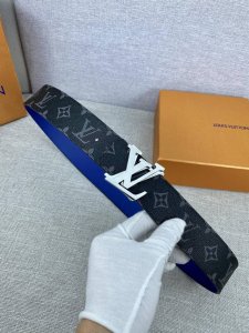 作为路易威登备受喜爱的设计之一 Lv Initiales 双面腰带此次拼接明亮牛皮革和 Monogram Eclipse 帆布 以抛光 Lv 字母搭扣延续摩登美