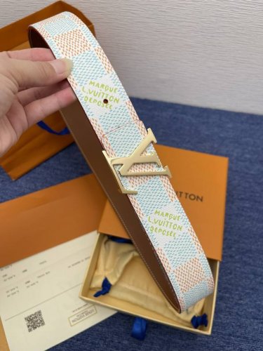 品牌 LV 4.0cm 特 描述 这款饰有LV带扣的腰带配以水牛皮衬里，覆以Monogram 牛皮。展现细腻的品牌特质，是牛仔裤的理想配件 LV字母带扣 Mon
