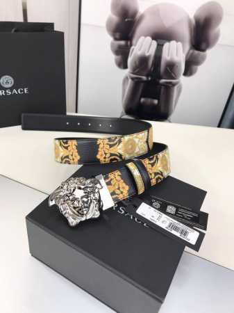 此款粒面牛皮革腰带配有一枚3D美杜莎带扣。饰有Gold Hibiscus印花。此印花代表不断的演进，用芙蓉花对往季的Barocco印花加以重新诠释，将一种意想不 - 点击图像关闭