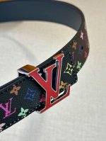 3.0宽 Lv 双面腰带取材缝线皮革和 小黑花 小白花帆布 新款珐琅搭扣映衬榄尖形腰带末端，为纤细设计注入柔美风情。