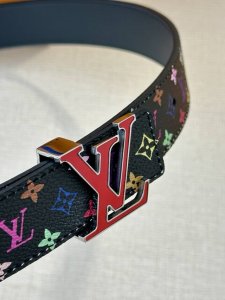 3.0宽 Lv 双面腰带取材缝线皮革和 小黑花 小白花帆布 新款珐琅搭扣映衬榄尖形腰带末端，为纤细设计注入柔美风情。