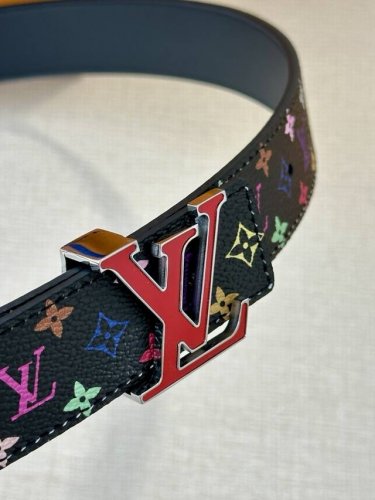3.0宽 Lv 双面腰带取材缝线皮革和 小黑花 小白花帆布 新款珐琅搭扣映衬榄尖形腰带末端，为纤细设计注入柔美风情。