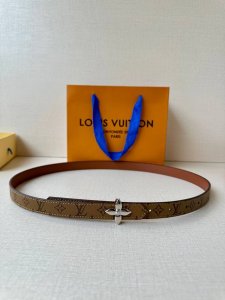 2.0宽 Lv Mini Flowergram 双面腰带取材 Monogram 帆布和缝线皮革，以尖瓣 Monogram 花卉搭扣映衬榄尖形腰带末端，为纤细设计