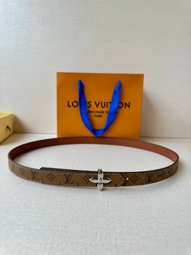 2.0宽 Lv Mini Flowergram 双面腰带取材 Monogram 帆布和缝线皮革，以尖瓣 Monogram 花卉搭扣映衬榄尖形腰带末端，为纤细设计