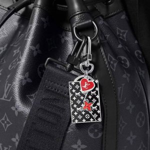 Lvenvelope包饰与钥匙扣 Lv信封钥匙扣挂件 本款 Lv Envelope 包饰与钥匙扣以釉面花卉开启信封式结构 Monogram 铭纹流露工致格调 珐