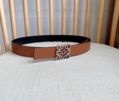 特 LOEWE 罗意威 专柜最新同款腰带 宽：2.8cm 选用光滑牛皮革双面腰带 配有Anagram针扣五孔调节 卓越的工艺 个性的造型 精美的材质
