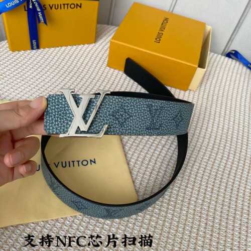 寬40Mm 同步新款！Lv Shape雙面腰帶以全新togo水洗紋小牛皮 壓花絲印而成的藍色大logo圖案 搭配啞光lv Shape搭扣。 翻轉佩戴素雅的小牛皮