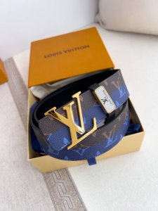 品名： Lv..路易..威登腰带皮带原单 型号：挂扣，经典纯钢材质挂扣，头层牛皮，图片实物拍摄 材料：头层牛皮，挂扣系列，纯钢材质扣头，钯镀电镀工艺永不掉色。原