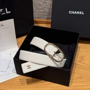 香家新款女士腰带 这款采用双面小牛皮腰带，带尾饰有品牌的Logo，带身柔软细腻，质感非常好，搭配金属五金， 简单优雅知性的搭配，搭配牛仔裤或西装都可以. 宽度：