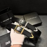 Dg，宽3.5㎝ Dolce&Gabbana 全新小牛皮腰带，干练摩登配饰，缀以缎纹金色电镀金属细节。小牛皮腰带。缀以缎纹金色电镀金属。滚轴搭扣与单针带扣