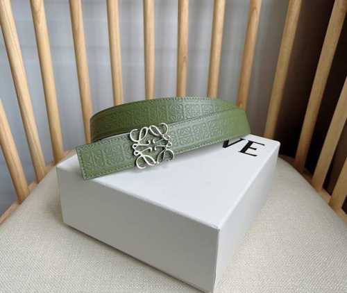 Loewe 罗意威专柜最新同款腰带 双面头层牛皮 正反面两穿腰带 选用压纹丝绸牛皮革制成 反复Anagram图案 配有Loewe Anagram针扣 女神们的首