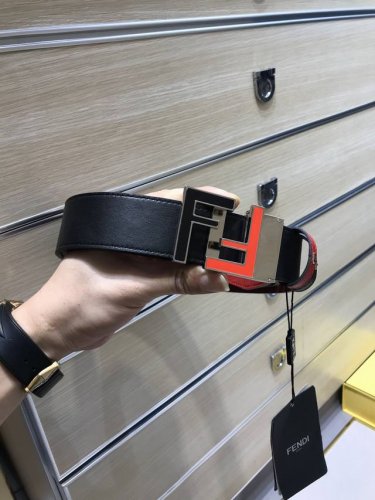 特P200 配送专柜包装 打孔针 宽38Mm，原单进口双面头层牛皮，搭配原单钌钯电镀F扣，手感.油边近乎完美，原产皮料定制，质感无可挑剔，出众的细节，高清实拍，