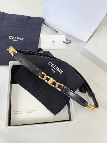 特 赛琳、Taurillon 中腰 金色饰面金属件 钩扣 每个中央方形金属件上均镌刻Celine Paris标识。 可调节均码腰带，配滑扣。