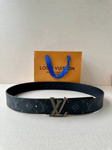 4.0宽Lv Initiales Studs 可逆皮带诱人地将House Dna与意想不到的繁荣相结合，立即使风格现代化。双面表带覆盖着全覆盖的签名印花，由饰有