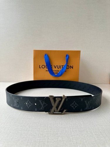 4.0宽Lv Initiales Studs 可逆皮带诱人地将House Dna与意想不到的繁荣相结合，立即使风格现代化。双面表带覆盖着全覆盖的签名印花，由饰有
