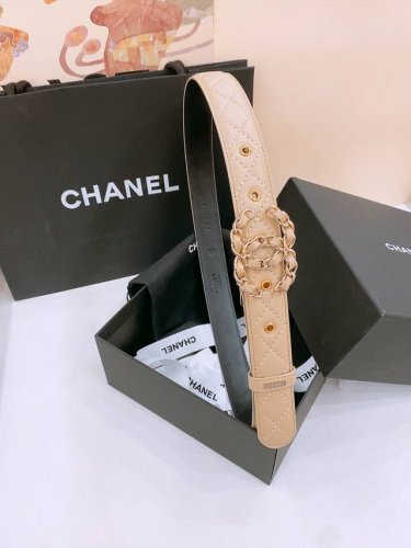 香家新款女士腰带 经典羊皮皮革双C扣，金色的双C扣是香家的标志性设计，黑色皮带简约大方，无论是日常穿搭还是正式场合，都能轻松驾驭. 宽度3.0Cm