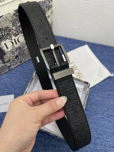 特 这款 35 毫米双面腰带结合典雅气质与摩登风范。 一面采用黑色 Dior Gravity 印花效果皮革，以牛皮革融合压花工艺，演绎经典的 Oblique 印