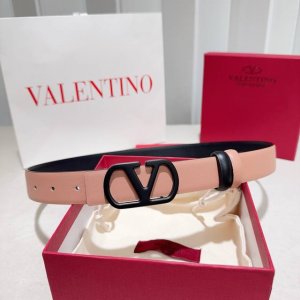 Valentino 华伦天奴 采用双面纳帕头层牛皮 纯铜精品扣头打造 柔软细腻，休闲商务，百搭大方，简约大气！ 尺寸：3.0Cm 颜色：粉配黑色烤漆黑扣