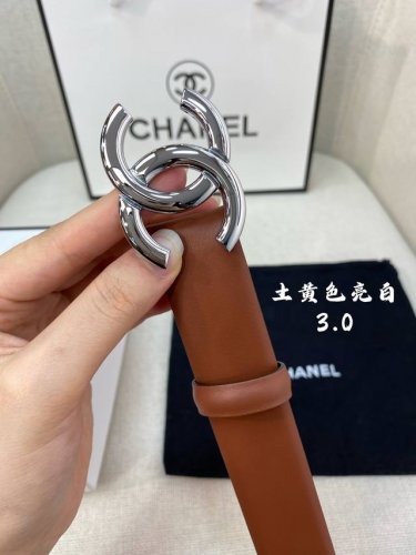 特 香奈儿 原单货品 宽度3.0Cm 双面原厂小牛皮，皮质柔软 细腻，手感好。多种扣头可选 ，精细做工。上身效果非常好