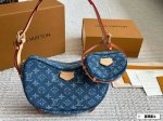 背上它大家都要夸 Lv Monogram牛角肩带可以调节豌豆包配多多一个的挂件小包 和女儿去一起背 也是不错的呢 单肩带背在腋下不大不小，外表可爱，空间也很喜人