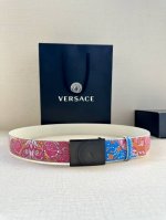 宽度3.8Cm Versace 此款印花腰带采用小牛皮制成，金色搭扣饰有品牌标志性的美杜莎头像！
