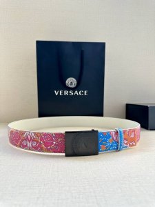 宽度3.8Cm Versace 此款印花腰带采用小牛皮制成，金色搭扣饰有品牌标志性的美杜莎头像！