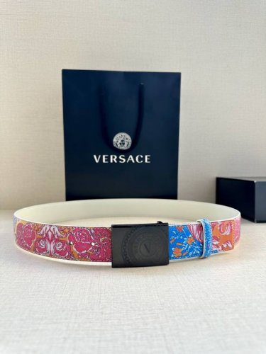 宽度3.8Cm Versace 此款印花腰带采用小牛皮制成，金色搭扣饰有品牌标志性的美杜莎头像！
