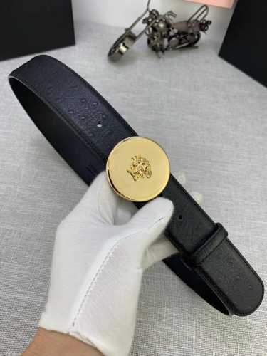 宽度：4.0Cm 范思哲 此款圆形镜面扣：鸵鸟纹皮底 腰带饰有标志性的Versace美杜莎头像扣，彰显品牌格调。是一款精美的衣橱必备单品。