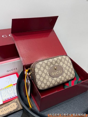 礼盒包装 升级品质！配皮 再次沦陷！慵懒感十足肖战同款 Gucci 肖战同款虎头相机包 一眼惊艳的复古慵懒感相机包 筒幻干浄的清爽方正包型 复古风 学院风 中性