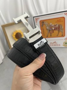 品名：爱马仕.HermèS 自动带 材质：原单牛皮腰带 百分百头层牛皮腰带保证真皮，24K纯钢扣，专柜原单品质、做工精细，时尚大牌，送人自用首选 包装： 请认准