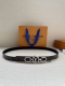 2.0宽 Lv Trio 双面腰带拼合细腻牛皮革和 Monogram 帆布，为中央金属搭扣聚焦 Lv Circle 标识 Monogram 花卉，雅致设计实现更