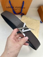 本款 Damier Lv 40 毫米双面腰带做工精良，风格经典。深色牛皮革皮带与 Lv 字母搭扣优雅相称，与精心镂刻的英字母气质优雅，可双面使用，轻松搭配您钟爱